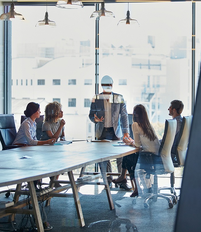 Geschäftsmeeting mit Entscheider und Team im Besprechungsraum