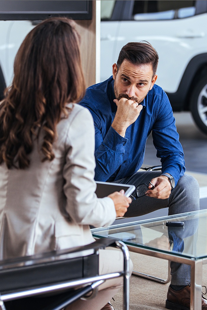 Verkäuferin im sachlichen Gespräch mit Kunden im Beratungsgespräch