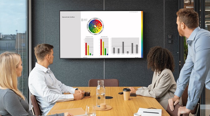 Person zeigt auf eine AECdisc® Potenzialanalyse auf einem Tablet im Gesprächskontext
